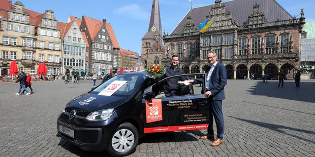 Sven-Erik Deichmann, Spielbankleiter SPIELBANK BREMEN übergibt den Schlüssel symbolisch an den Gewinner Nikolas Kolb