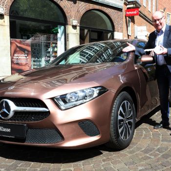 Dietmar Hoppe, Geschäftsführer der Bürgerpark-Tombola, präsentiert den Mercedes-Benz A 160.