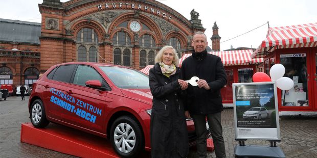 Auto Übergabe: Links: Margrit Buchholz, Gewinnerin Rechts:  Jörg Meyn, Schmidt+Koch, Foto: Martin Rospek