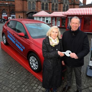 Übergabe des VW Polos von Jörg Meyn (Schmidt+Koch) an die Gewinnerin Margrit Buchholz