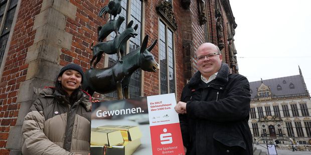 Links die Gewinnerin  Jill Shanel Randecker, Rechts:  Malte Gratenau, Sparkasse Bremen, Foto: Martin Rospek