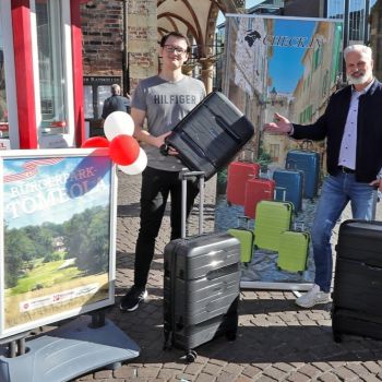 Übergabe des 3-tlg. Trolley-Sets von Inspirion durch Grischa Schunke (Inspirion) an den Gewinner Adrian Kettler (links).