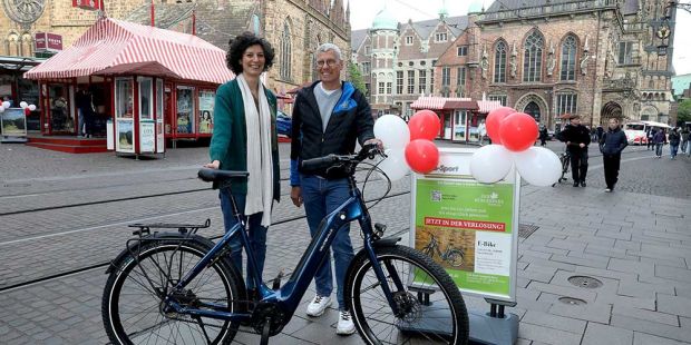 V.l.n.r.: Giuseppina Salemme, Gewinnerin und Bernd Wellbrock, Inhaber Velo-Sport, Foto: Martin Rospek