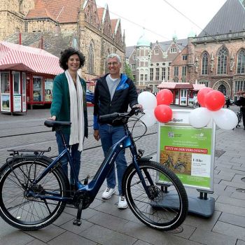 V.l.n.r.: Giuseppina Salemme, Gewinnerin und Bernd Wellbrock, Inhaber Velo-Sport, Foto: Martin Rospek