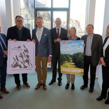 V.l.n.r. Dietmar Hoppe (Geschäftsführer Bürgerpark-Tombola), Björn Fecker (Senator für Finanzen), Prof. Dr. Dietrich Grashoff (Präsident Bürgerparkverein), Tim Großmann (Direktor Bürgerpark), Gudrun Stuck (Stellv. Vorsitzende Freunde des Rhododendronparks e.V.), Horst Meyer – (1. Vorsitzender Park links der Weser e.V.), Karen Haltermann – (Vorsitzende Lür-Kropp-Stiftung), Foto: Martin Rospek