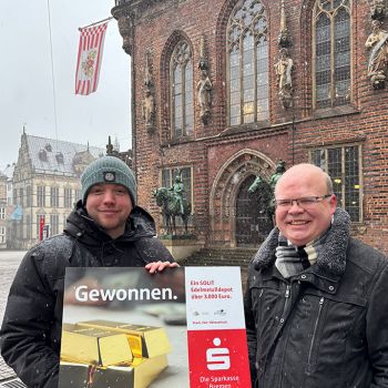 Gewinnübergabe 1. Hauptgewinn Tombola 2026 Links: Fabian Spangenberg, Gewinner Rechts:  Malte Gratenau, Sparkasse Bremen, Foto: Martin Rospek