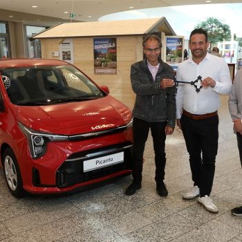 Übergabe des KIA Picanto durch den Sponsor "Werner Automobile" (vertreten durch KIA Vertriebsleiter Lars Fröhlke, Mitte) an den Gewinner Dirk Knaak (links) im Weserpark mit Centermanager Frank Trompeter (rechts).
