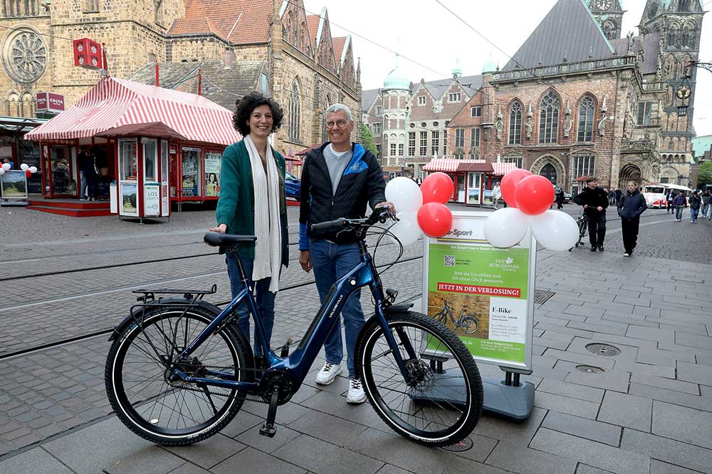 V.l.n.r.: Giuseppina Salemme, Gewinnerin und Bernd Wellbrock, Inhaber Velo-Sport, Foto: Martin Rospek