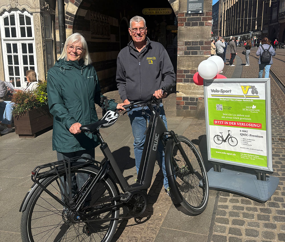 V.l.n.r.: Heike Feldmann, Gewinnerin mit Bernd Wellbrock, Inhaber Velo-Sport, Foto: Martin Rospek
